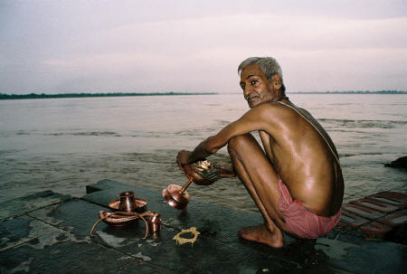 Ganj Kıyısında Güneşin Batış Ayini İçin Hazırlanan Bir Hintli  Ganj - Varanasi – Hindistan / F