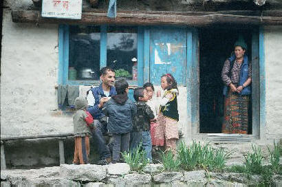 Namçebazar Himalayalar – Nepal Üyemiz Cem Yıldız Nepalli Çocuklarla / Fotoğraf: Mesut Süzer